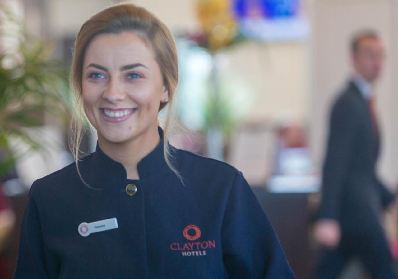 Coolock Clayton Hotel Dublin Airport מראה חיצוני תמונה Receptionist at Clayton Hotels