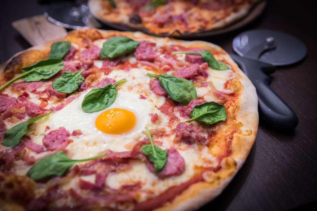 Coolock Clayton Hotel Dublin Airport חדר תמונה The pizza is a popular food in the Netherlands.