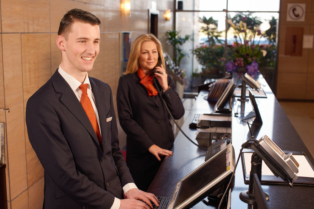 Coolock Clayton Hotel Dublin Airport מראה חיצוני תמונה Receptionist