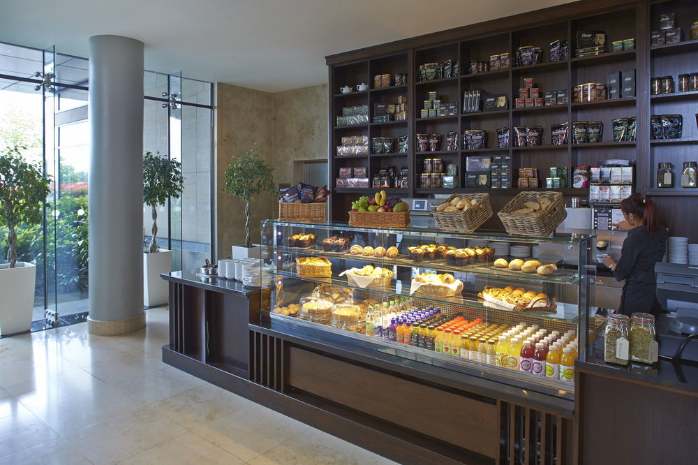 Coolock Clayton Hotel Dublin Airport מראה חיצוני תמונה A pastry shop in Dublin