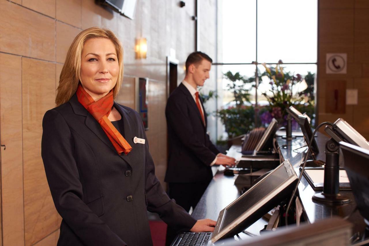 Coolock Clayton Hotel Dublin Airport מראה חיצוני תמונה Receptionist at a hotel