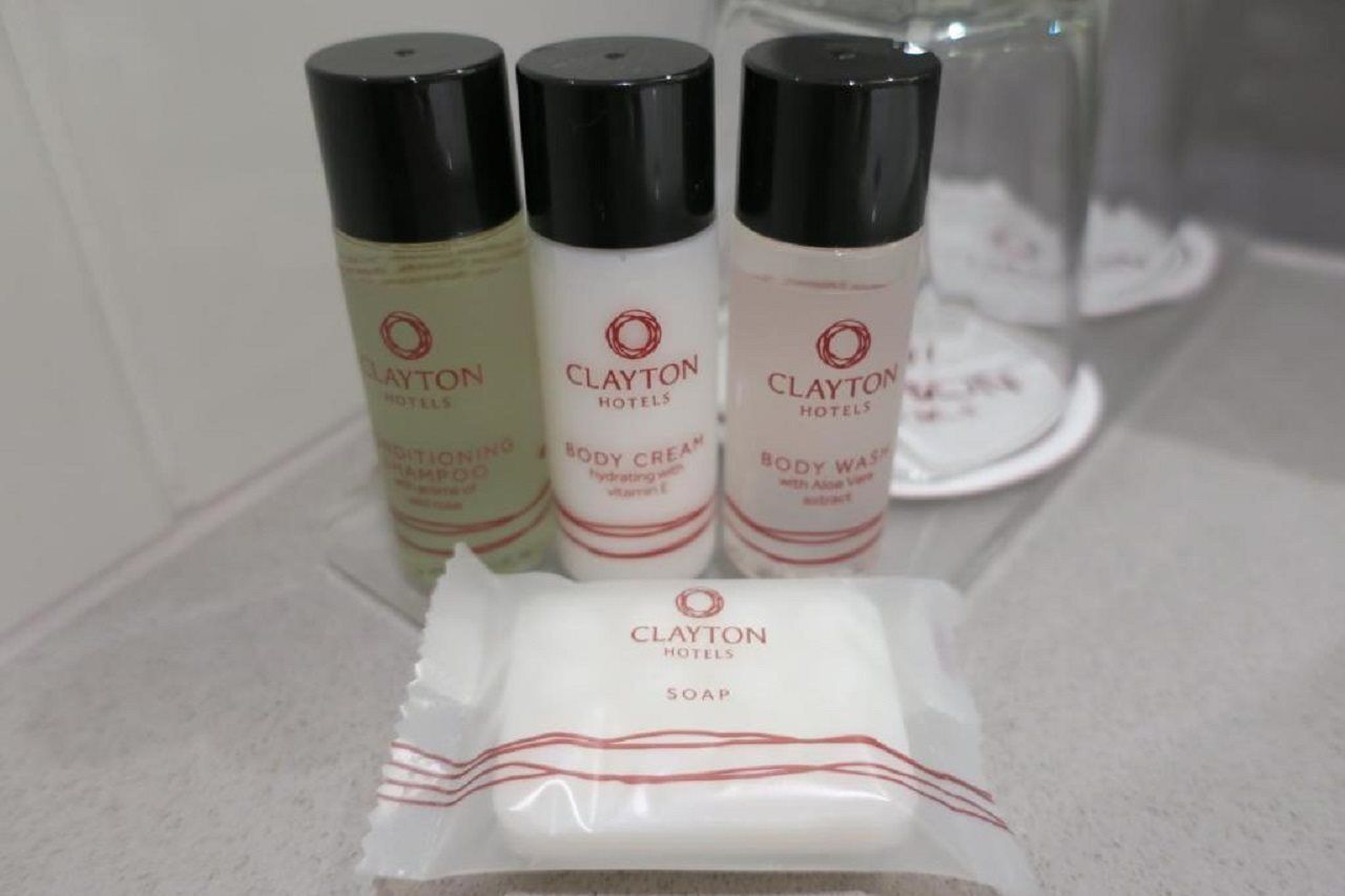 Coolock Clayton Hotel Dublin Airport מראה חיצוני תמונה Clayton Hotels toiletries